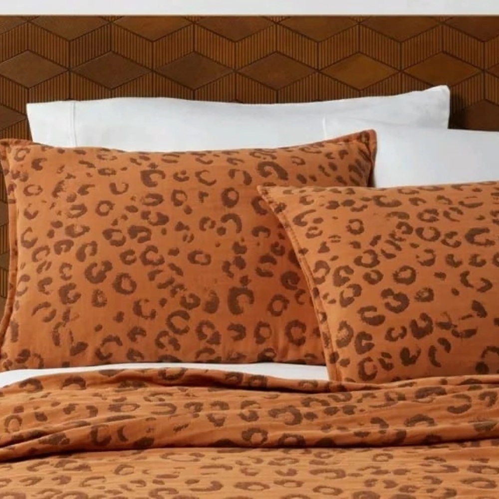 King size threshold cheetah quilt